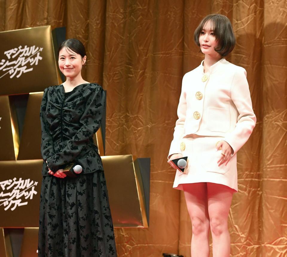 笑顔を見せる有村架純（左）と南沙良（撮影・園田高夫）