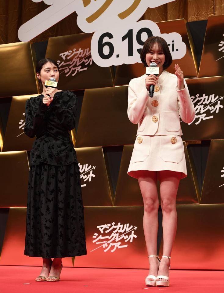 南沙良（右）のエピソードに興味津々の有村架純＝東京大手町の日経ホール（撮影・園田高夫）
