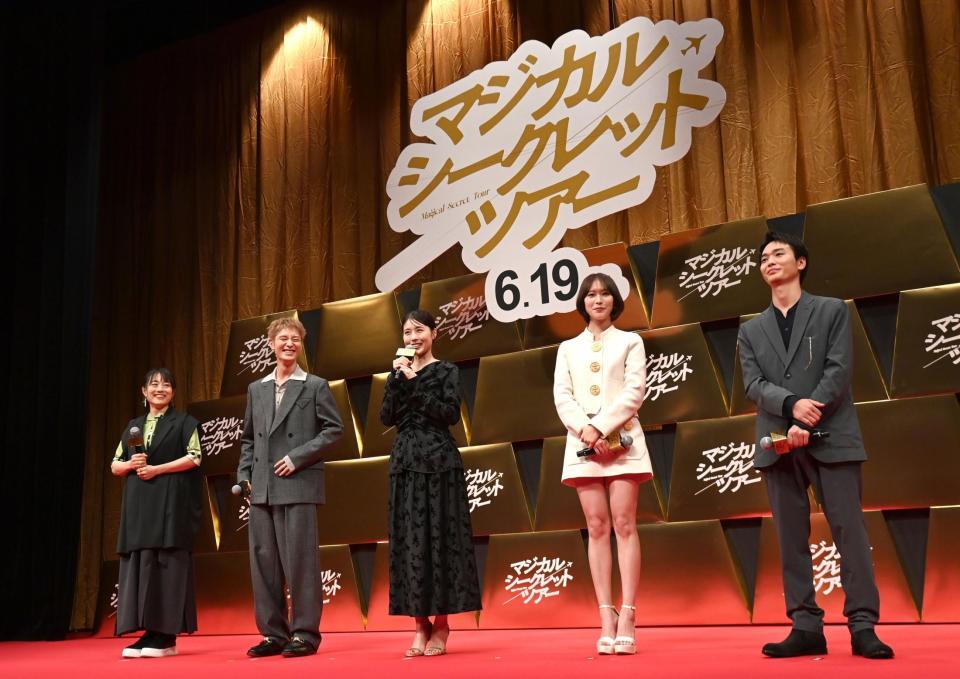 ジャパンプレミアに勢ぞろいした（左から）天野千尋監督、塩野瑛久、有村架純、南沙良、青木柚＝東京大手町の日経ホール（撮影・園田高夫）