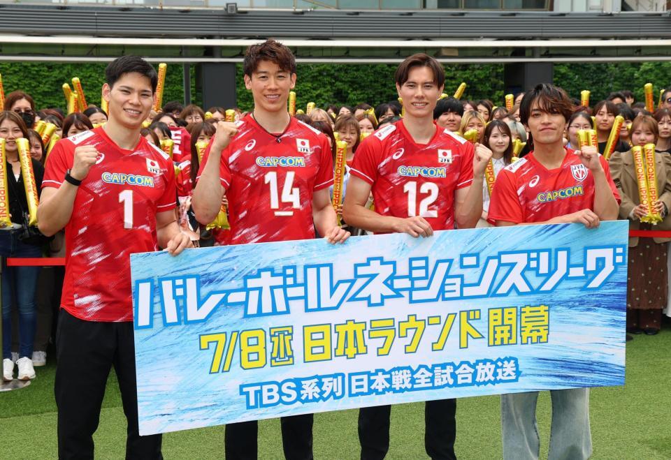ポーズをとる（左から）西田有志、石川祐希、高橋藍、ｔｉｍｅｌｅｓｚ・原嘉孝（撮影・石井剣太郎）