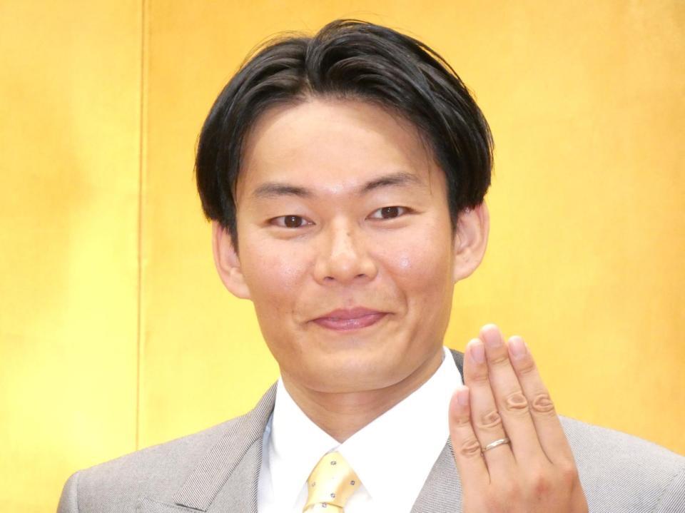 手作りの結婚指輪を披露するヒガ２０００