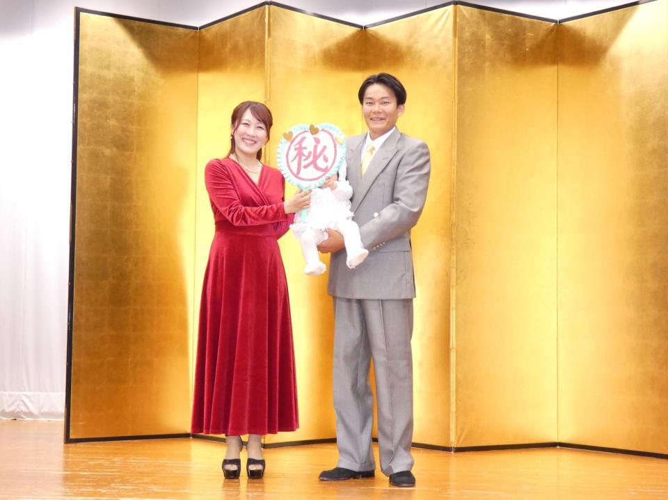 結婚会見を行った橋爪ヨウコ、ヒガ２０００（右）