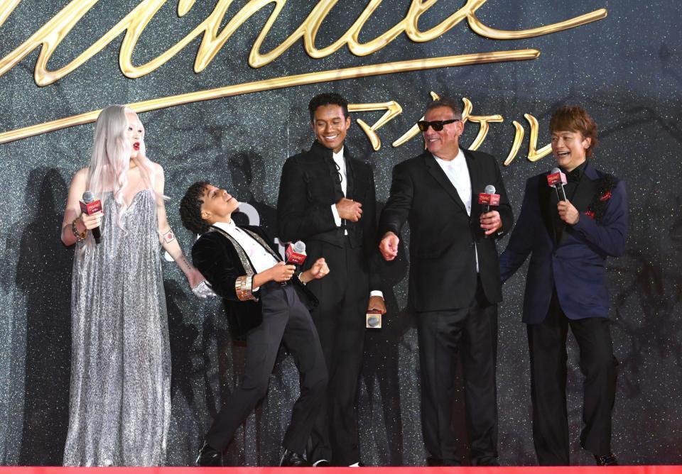 フォトセッションで盛り上がる（左から）ちゃんみな、ジュリアーノ・ヴァルディ、ジャファー・ジャクソン、グレアム・キング氏、香取慎吾（撮影・堀内翔）