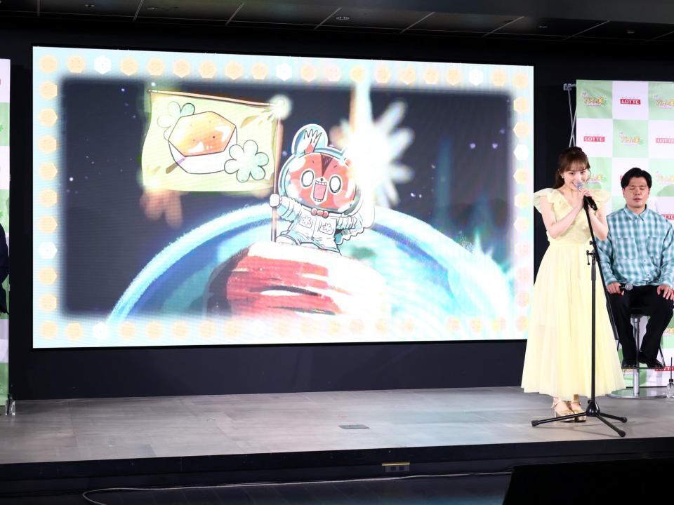 ロッテ「パイの実」アニメ化発表会で即興アフレコに挑戦するももクロの百田夏菜子＝１日