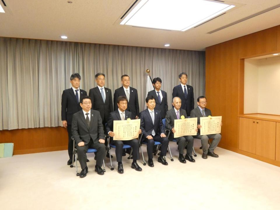 交通文化賞を受賞した太川陽介（前列左から２人目）