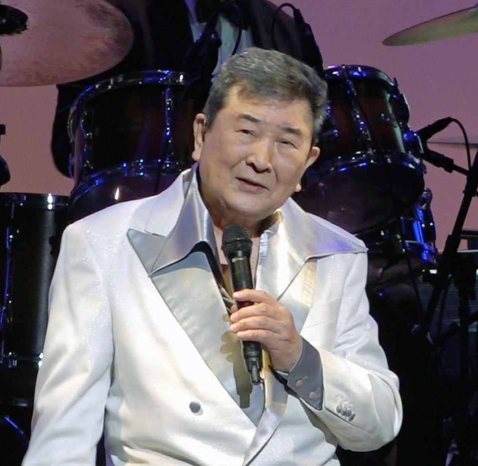 歌唱する小林旭