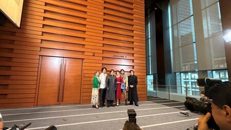 囲み取材に出席した（左から）須藤理彩、渡辺大、上川隆也、藤原紀香、藤本隆宏、財木琢磨