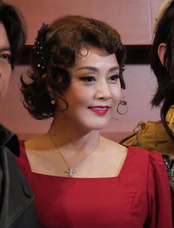 囲み取材に出席した藤原紀香
