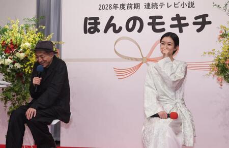 笑顔を見せる脚本の宮藤官九郎氏（左）と河合優実＝東京・渋谷のＮＨＫ（撮影・佐々木彰尚）