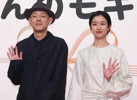 　手を振る河合優実（右）と宮藤官九郎氏（撮影・佐々木彰尚）