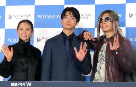 　ＷＯＷＯＷ連続ドラマの会見に出席した（左から）木村文乃、伊藤健太郎、ＧＡＣＫＴ