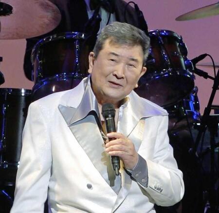 　歌唱する小林旭