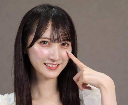 チャームポイントの瞳を指さすＡＫＢ４８・長友彩海（撮影・西岡正）