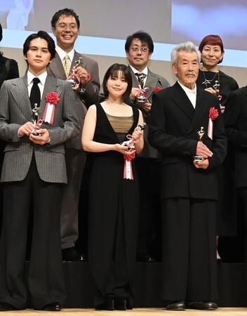 記念写真に収まる岸井ゆきの（中央）ら受賞者たち＝１日