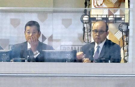 　巨人対阪神戦の解説を務める岡田顧問（右）と原辰徳氏＝５月２２日