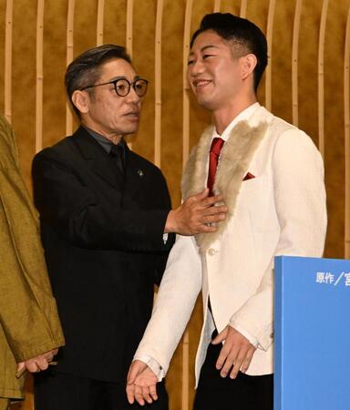 会見を終えて中村壱太郎（右）に声をかける市川中車（撮影・堀内翔）