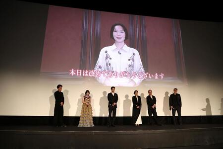 穂志もえかからのビデオメッセージを聞く（左から）吉岡睦雄、稲垣来泉、賀来賢人、木村多江、正名僕蔵、デイヴ・ボイル監督（撮影・棚橋慶太）