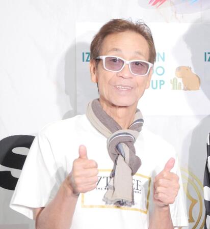 笑顔を見せる清水アキラ