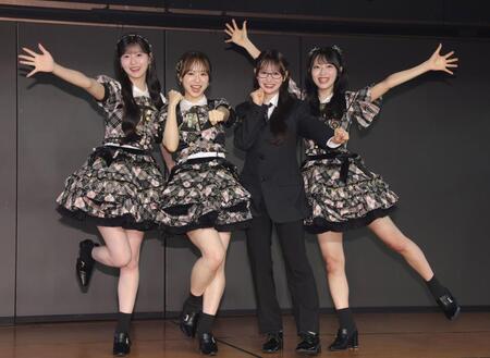 元気にポーズを決める（左から）八木愛月、倉野尾成美、伊藤百花、佐藤綺星（撮影・棚橋慶太）