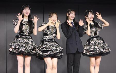 手を振るＡＫＢ４８の（左から）八木愛月、倉野尾成美、伊藤百花、佐藤綺星（撮影・棚橋慶太）