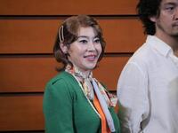 囲み取材に出席した須藤理彩