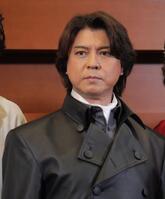 囲み取材に出席した上川隆也