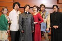 囲み取材に出席した（左から）須藤理彩、渡辺大、上川隆也、藤原紀香、藤本隆宏、財木琢磨