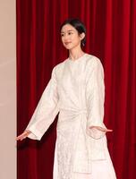 会場を後にする河合優実（撮影・佐々木彰尚）