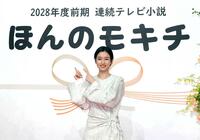 　笑顔でタイトルを指さす河合優実（撮影・佐々木彰尚）
