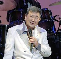 　歌唱する小林旭