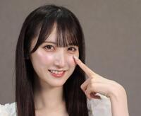 チャームポイントの瞳を指さすＡＫＢ４８・長友彩海（撮影・西岡正）
