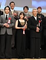 記念写真に収まる岸井ゆきの（中央）ら受賞者たち＝１日