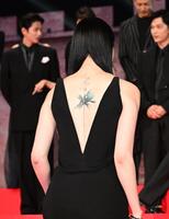 背中が見える衣装で登場した三吉彩花＝２日