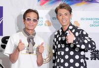 笑顔を見せる清水アキラ（左）と清水良太郎