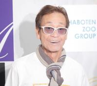 笑顔を見せる清水アキラ