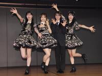 元気にポーズを決めるＡＫＢ４８の（左から）八木愛月、倉野尾成美、伊藤百花、佐藤綺星（撮影・棚橋慶太）