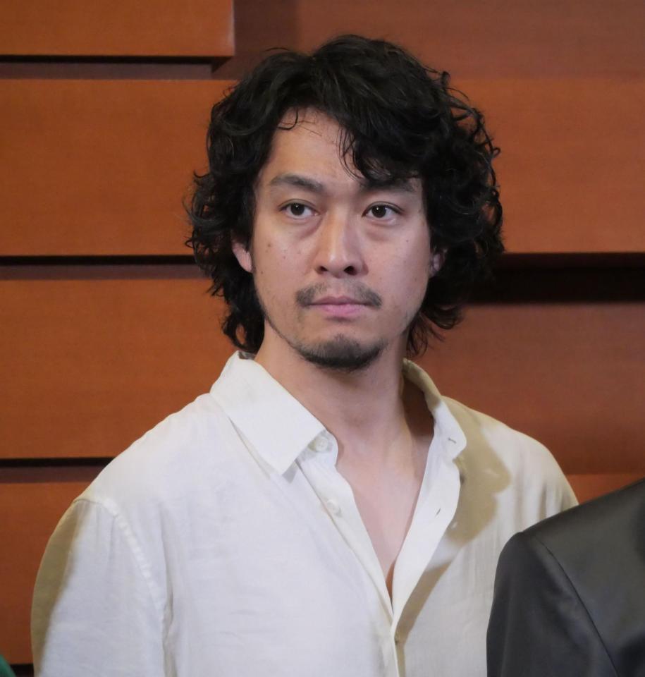 囲み取材に出席した渡辺大