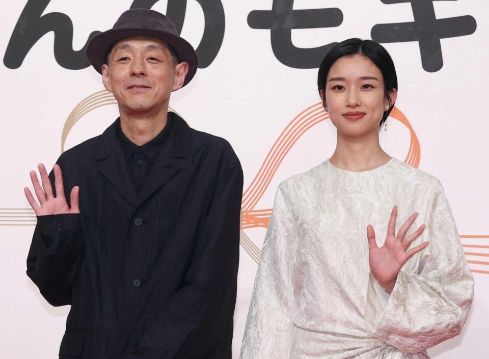 　手を振る河合優実（右）と宮藤官九郎氏（撮影・佐々木彰尚）