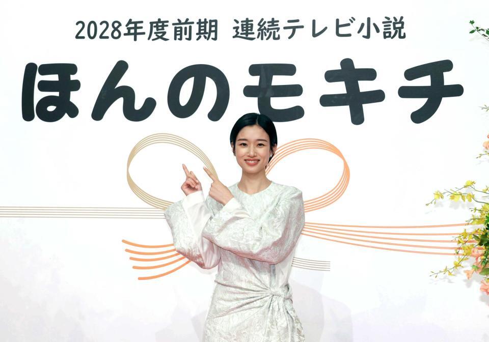 　笑顔でタイトルを指さす河合優実（撮影・佐々木彰尚）