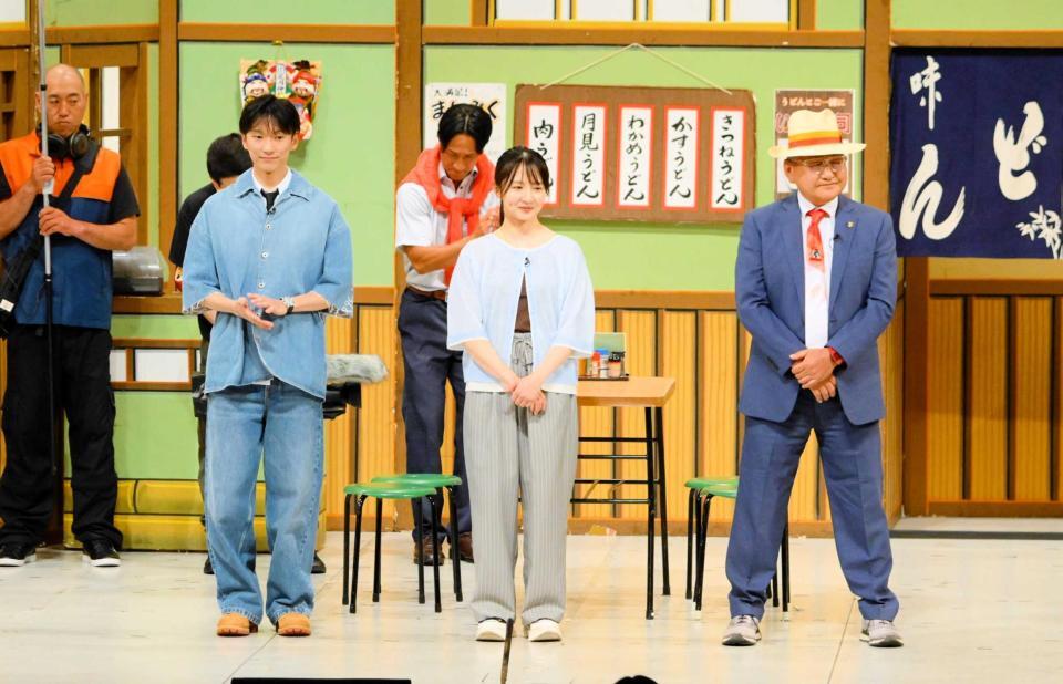 　なんばグランド花月の舞台に出演した（右から）矢作芳人師、古川奈穂騎手、坂井瑠星騎手