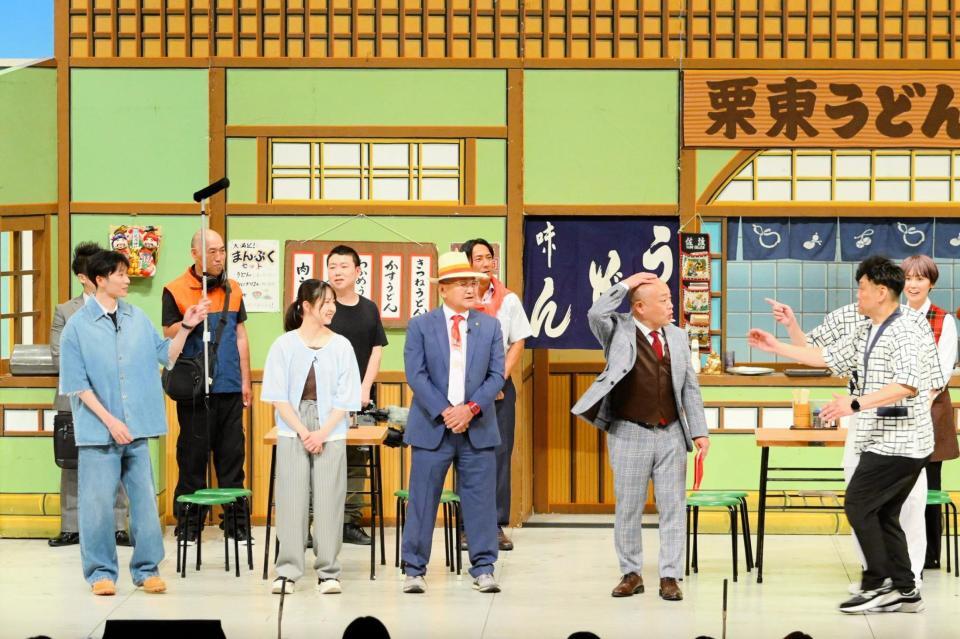 なんばグランド花月の舞台に出演した（左から）坂井瑠星騎手、古川奈穂騎手、矢作芳人師。右端はお兄ちゃん