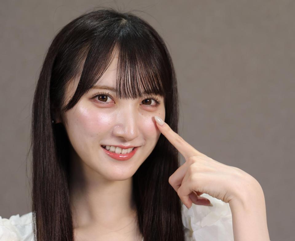 チャームポイントの瞳を指さすＡＫＢ４８・長友彩海（撮影・西岡正）