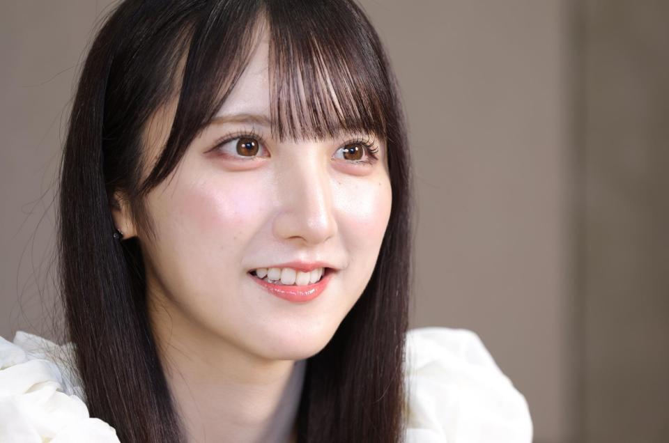 瞳を輝かせて質問に答えるＡＫＢ４８・長友彩海（撮影・西岡正）