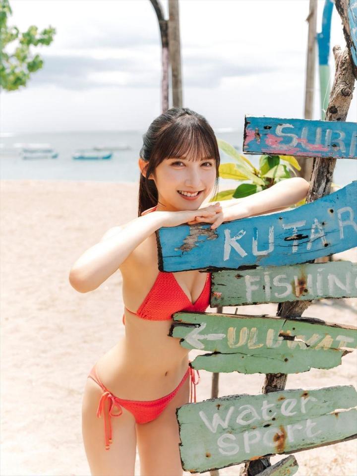 長友彩海１ｓｔ写真集「予定外の瞳」ⓒＫＡＤＯＫＡＷＡ　ⓒＤＨ　ＰＨＯＴＯ／下田直樹