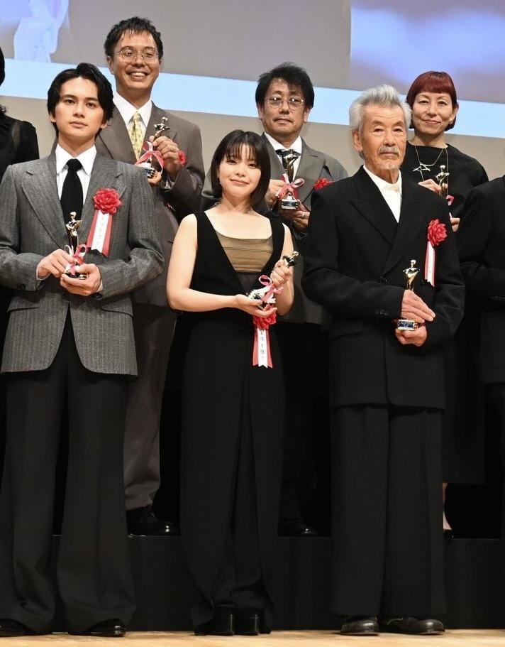記念写真に収まる岸井ゆきの（中央）ら受賞者たち＝１日
