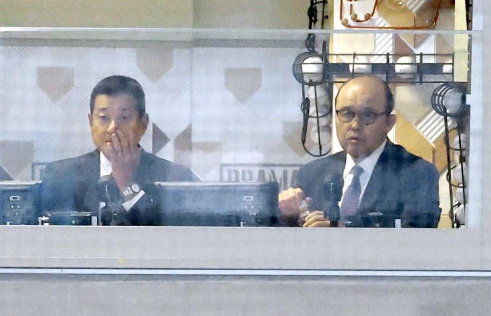 　巨人対阪神戦の解説を務める岡田顧問（右）と原辰徳氏＝５月２２日