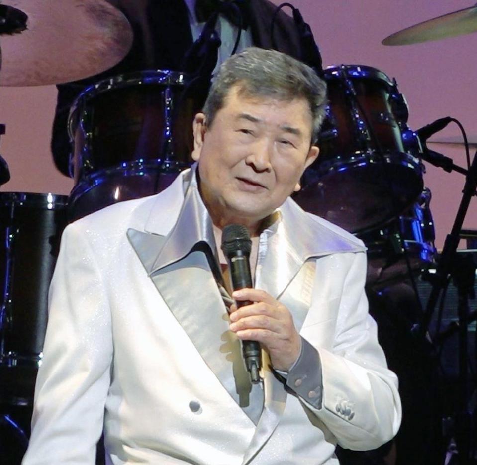 歌唱する小林旭＝４日