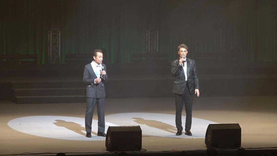 コンサートでトークをする清水アキラ（左）と清水良太郎