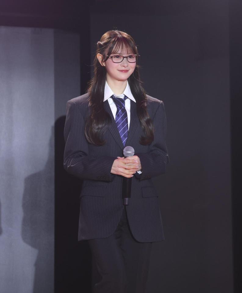 スーツ姿で登場したＡＫＢ４８・伊藤百花（撮影・棚橋慶太）