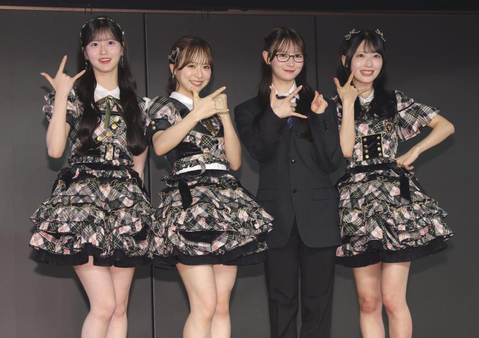 「Ｋアリーナ横浜」のポーズを決める（左から）八木愛月、倉野尾成美、伊藤百花、佐藤綺星（撮影・棚橋慶太）